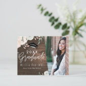 Abschluss Graduate Rustic Wood Floral Chic Foto Einladungspostkarte (Stehend Vorderseite)