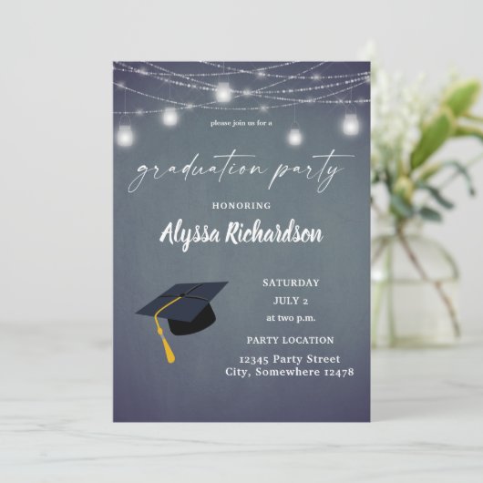 Abschluss Hat Chalkboard Graduation Party BlueG Einladung (Stehend Vorderseite)