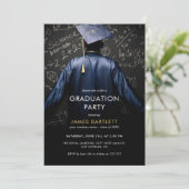 Abschluss in Blue Gown mit mathematischer Tafel Einladung (Stehend Vorderseite)