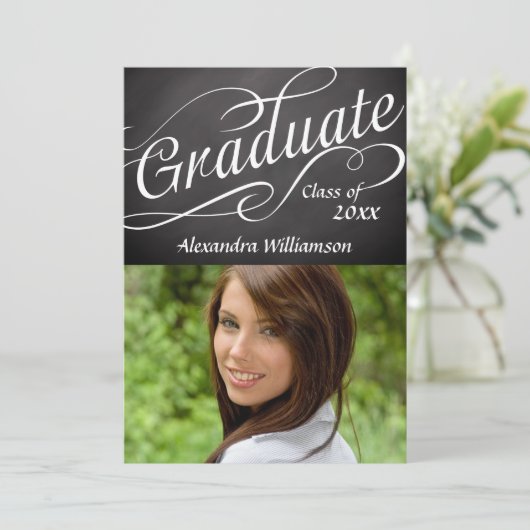 Abschluss in Wirbler Script-Chalkboard mit Foto Einladung (Stehend Vorderseite)