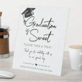 Abschluss ist Sweet Minimalistisches Schwarz-weiße Sockelschild (In Situ)