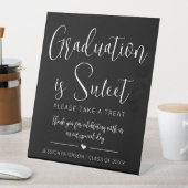 Abschluss ist Sweet Minimalistisches Schwarz-weiße Sockelschild (In Situ)