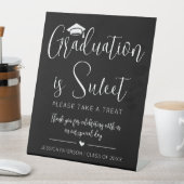 Abschluss ist Sweet Minimalistisches Schwarz-weiße Sockelschild (In Situ)