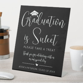 Abschluss ist Sweet Minimalistisches Schwarz-weiße Sockelschild