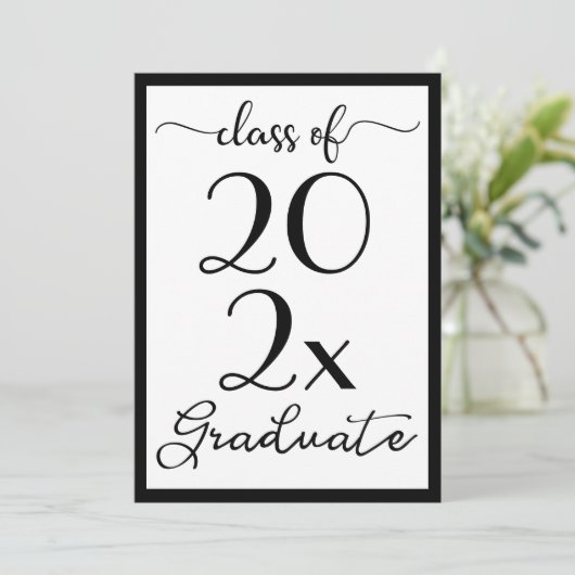 Abschluss-Klasse für Ihr Jahr - Schwarzweiß-Script Einladung (Stehend Vorderseite)