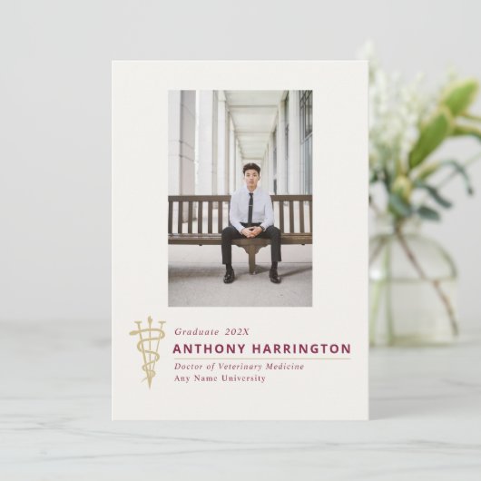 Abschluss Maroon Ankündigung (Stehend Vorderseite)