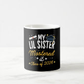 Abschluss Master Meine kleine Schwester hat es ges Kaffeetasse (Mittel)