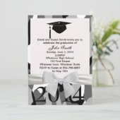 Abschluss mit weißem Band und grauer Camouflage Ei Einladung (Stehend Vorderseite)