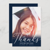 Abschluss Modern White Script Foto Blue Dankeskarte (Vorne/Hinten)