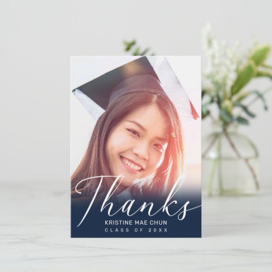 Abschluss Modern White Script Foto Blue Dankeskarte (Stehend Vorderseite)