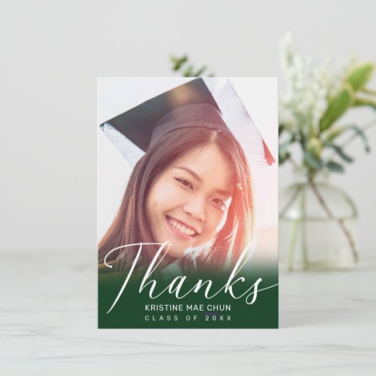 Abschluss Modern White Script Foto Green Dankeskarte (Stehend Vorderseite)