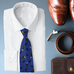 Abschluss Modernes Graduate Cap Blue Stilvoll Krawatte<br><div class="desc">Abschluss Modern Graduate Cap Blue Stylish Neck Tie zeichnet sich durch ein Muster von Graduationskappen mit goldenen Tasseln auf blauem Hintergrund aus. Ideal für den Abschluss oder als Geschenk für den Absolventen. Von Evco Studio entworfen www.zazzle.com/store/evcostudio</div>
