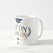 Abschluss-Mug mit der Aufschrift "Cap On Game On" Kaffeetasse (VorderseiteRechts)