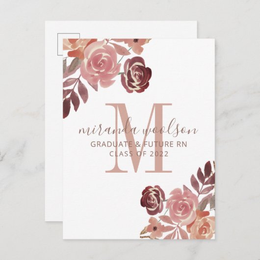 Abschluss Nurse Monogram Pink Burgundy Floral Ankündigungspostkarte (Vorne/Hinten)