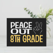 Abschluss Peace Out 8. Klasse Party Einladung (Stehend Vorderseite)