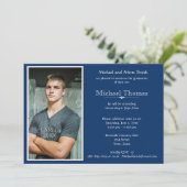 Abschluss Personal Foto Navy Blue & White Einladung (Stehend Vorderseite)