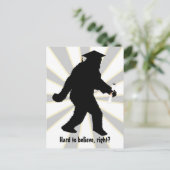 Abschluss Sasquatch Ankündigungspostkarte (Stehend Vorderseite)