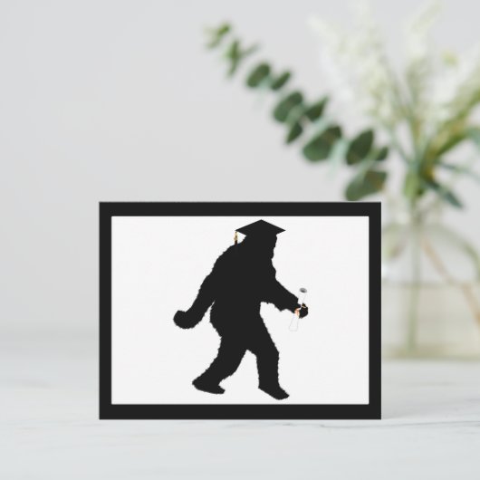 Abschluss Sasquatch mit Grad Cap Einladung (Stehend Vorderseite)