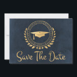Abschluss Save the Date Gold Grad Cap Blauer Khalk<br><div class="desc">Ich entwerfe gerne Kunstwerke für Abschlüsse. Das ist eine moderne, einfache und elegante klassische Gold und blaue Kreidebrett farbige Ankündigung Datum freihalten Karte. Moderner Text. Fügen Sie Ihre eigene Nachricht auf der Kartenrückseite hinzu, die Ihre Familie und Freunde detailliert informiert, um für eine Abschluss-Zeremonie, Veranstaltung, Party oder andere Veranstaltungen Save...</div>