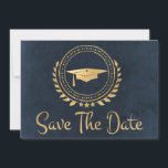 Abschluss Save the Date Gold Grad Cap Blauer Khalk<br><div class="desc">Ich entwerfe gerne Kunstwerke für Abschlüsse. Das ist eine moderne, einfache und elegante klassische Gold und blaue Kreidebrett farbige Ankündigung Datum freihalten Karte. Moderner Text. Fügen Sie Ihre eigene Nachricht auf der Kartenrückseite hinzu, die Ihre Familie und Freunde detailliert informiert, um für eine Abschluss-Zeremonie, Veranstaltung, Party oder andere Veranstaltungen Save...</div>