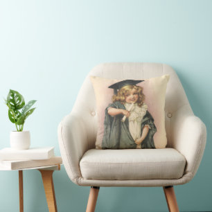 Abschluss Vintage, Mädchen mit Abschlussmütze und  Kissen