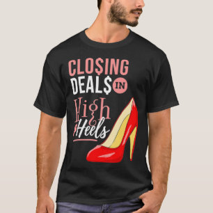 Abschluss von Transaktionen mit echtem Anwesen mit T-Shirt