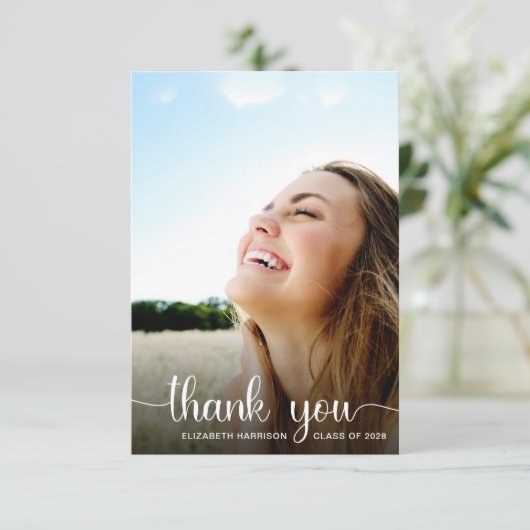 Abschluss White Script Foto Overlay Dankeskarte (Stehend Vorderseite)