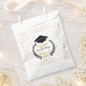 Abschlussfeier mit schwarzer Kappe und Lorbeer Geschenktütchen (Ausgeschnitten)