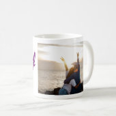 Abschlussfoto 2026 mit lila Text Kaffeetasse (VorderseiteRechts)