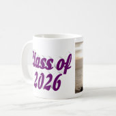 Abschlussfoto 2026 mit lila Text Kaffeetasse (Vorderseite Links)