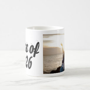 Abschlussfoto 2026 mit schwarzem Text Kaffeetasse