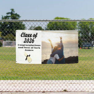 Abschlussfoto der Klasse 2026 mit schwarzem Text Banner