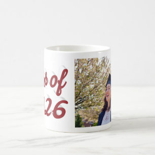 Abschlussfoto im burgunderroten Schriftschnitt der Kaffeetasse