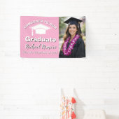 Abschlussfoto in Rosa Banner (InSitu)