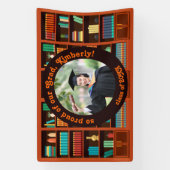 Abschlussfoto mit Bibliotheksthema Banner (Vertikal)