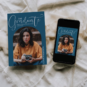 Abschlussfoto mit Bogen - Einladung zur Graduierun