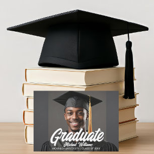 Abschlussfoto mit fettem Schriftzug zur Graduierun Ankündigung