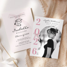Abschlussfoto mit rosa Schleife in Schwarzweiß