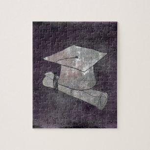 Abschlussmütze auf altem Papier mit Schrift Puzzle