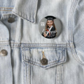 Absolventenfoto mit Schul-Logo Abschluss Button (Beispiel)
