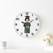 Absolventin in schwarzer Kappe und Robe Große Wanduhr (Zuhause)