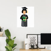 Absolventin in schwarzer Kappe und Robe Poster (Heimbüro)
