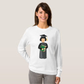 Absolventin in schwarzer Kappe und Robe T-Shirt (Vorne ganz)