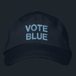 Abstimmung Blau fett Text politisch Bestickte Baseballkappe<br><div class="desc">Die Botschaft verbreiten, bei den politischen Wahlen liberale Demokraten zu wählen, mit einem Baseball-BLAU-Votum, der einen kühnen blauen Text auf marinebasischem Hintergrund enthält. In der Sidebar können Sie andere Farben und Stile von Hüten auswählen. Um das Design Vote Blue auf anderen Artikeln zu sehen, klicken Sie auf den Link "Rocklawn...</div>