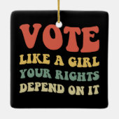 Abstimmung wie ein Mädchen Ihre Rechte hängen davo Keramikornament (Rückseite)