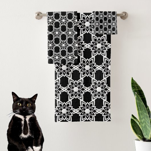 Abstract Flower Mandala Pattern on Black Badhandtuch Set