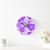 Abstract girly purple flowers runde wanduhr (Zuhause)