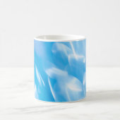 Abstract glitter lights on blue background. Round Kaffeetasse (Mittel)