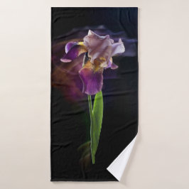 Abstract Iris Flower – Elegant Floral Art Badehandtuch