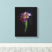 Abstract Iris Flower – Elegant Floral Art Leinwanddruck (Insitu (Holzboden))